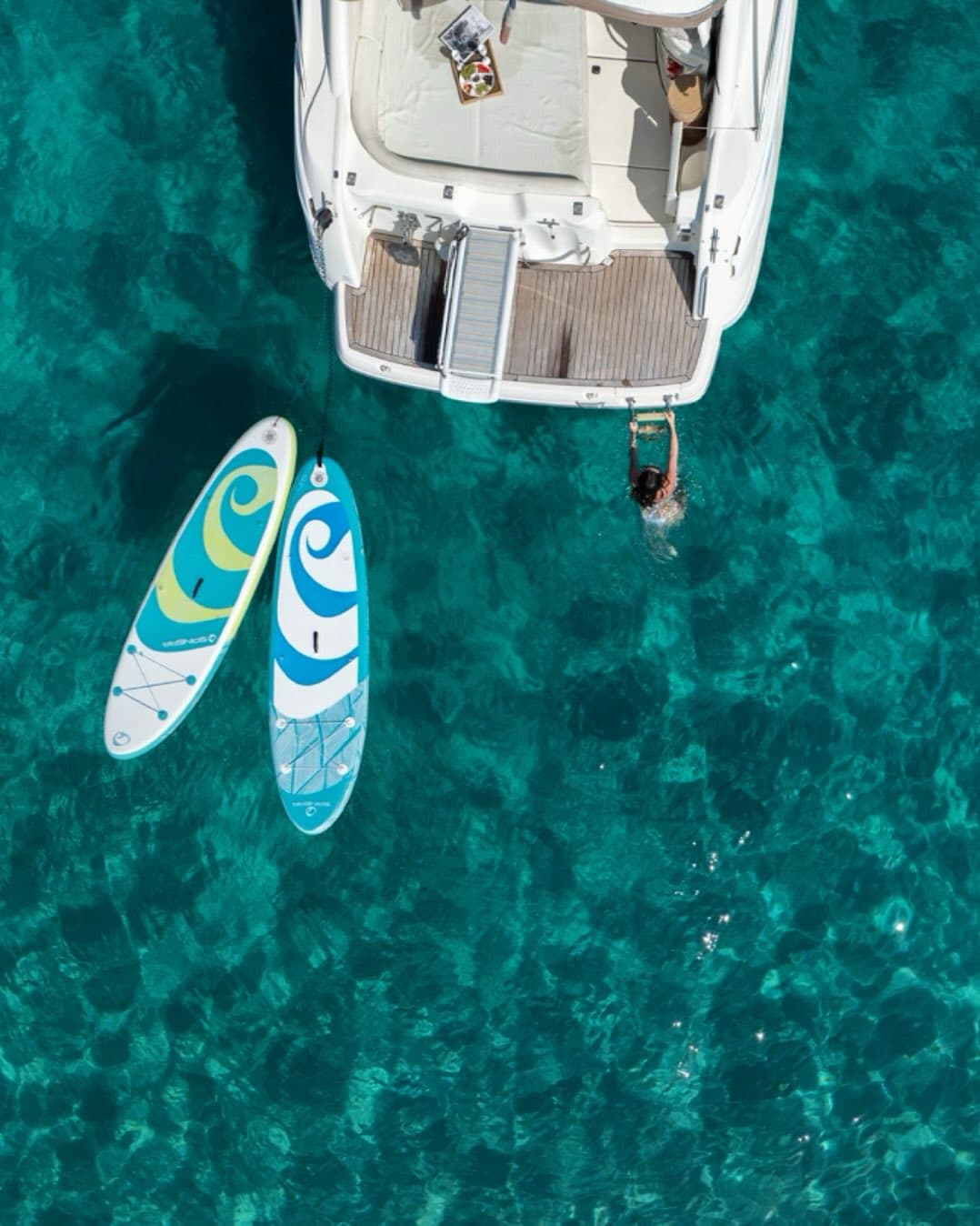 Vue aérienne du bateau ancré dans les eaux turquoise